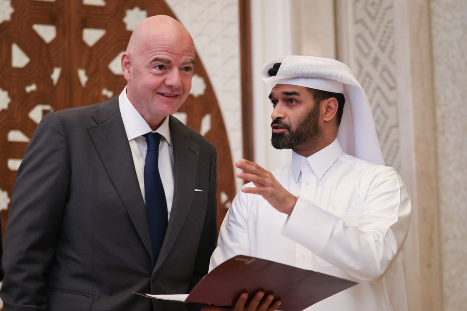 FIFA-Präsident Gianni Infantino (52, l.) und ein Mitglied des WM-Organisationsteams stellen gemeinsam mit vielen anderen die WM 2022 in Katar auf die Beine.