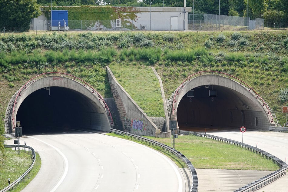 Auf der A17 ist ein Autobahntunnel in beide Richtungen gesperrt.