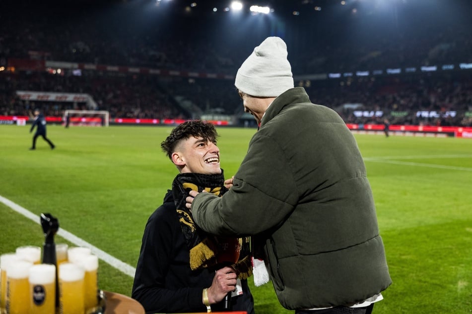 Beim Spiel zwischen dem 1. FC Köln und dem VfL Wolfsburg hat Pascal Kaiser (28) seinem Partner einen Heiratsantrag gemacht.