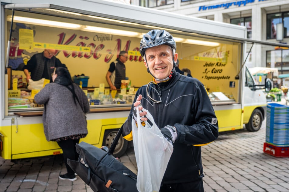 Stammkunde Siegfried Heß (67) findet es schade, dass es "Käse-Maik" auf dem Neumarkt nicht mehr gibt.