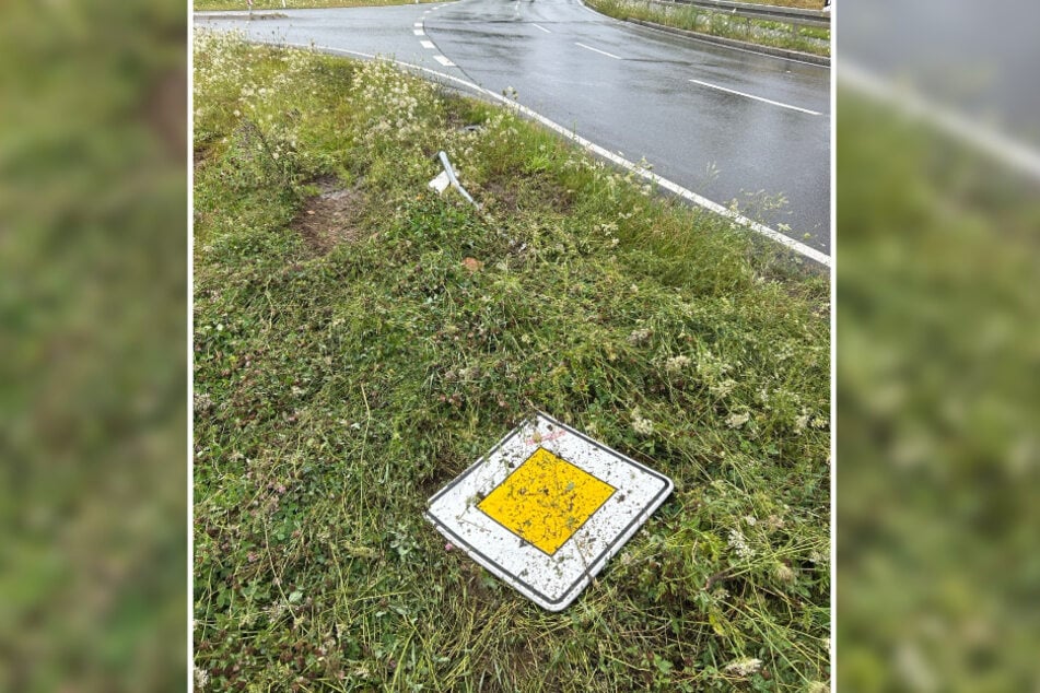 Das Vorfahrtsschild hat es komplett umgehauen.