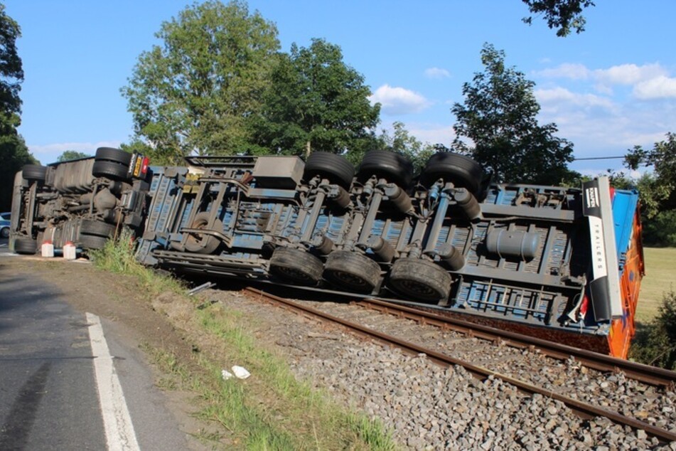 Der mit Holzhackschnitzeln beladene LKW kippte auf die angrenzenden Bahngleise.