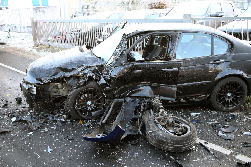 Die 60-jährige Fahrerin des dunklen BMW verstarb wenig später im Krankenhaus.