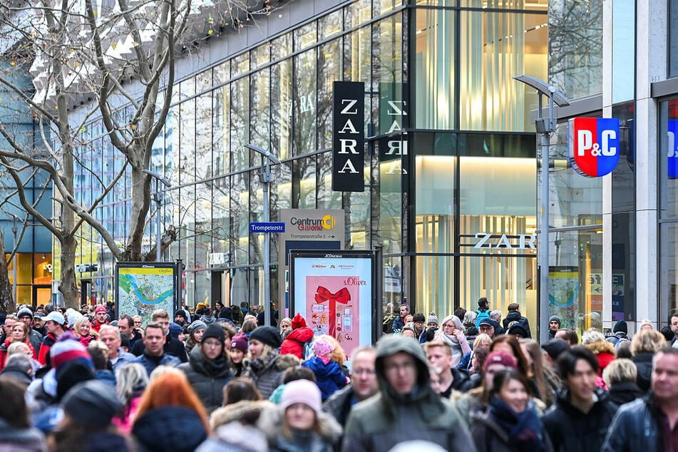 Die an diesem Donnerstag startende "Black Week" eröffnet die Schnäppchenjagd im Weihnachtsgeschäft. Am 29. November geht es mit dem "Black Friday" weiter. Den 2. Dezember hat der Elektronik-Handel zum "Cyber Monday" erklärt.