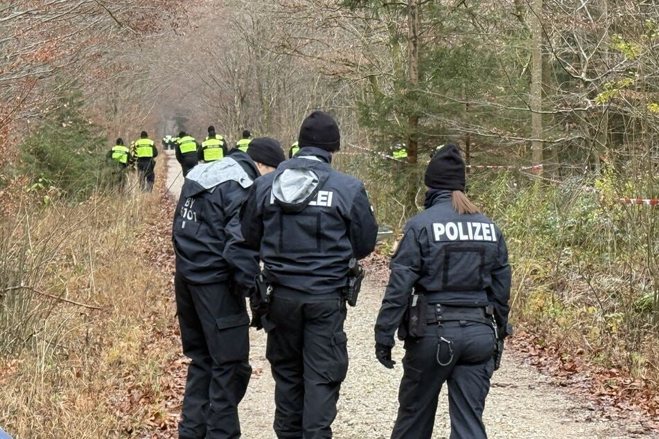 Einsatzkräfte der Polizei durchkämmen den Forstenrieder Park nach weiteren Hinweisen zum Fall.