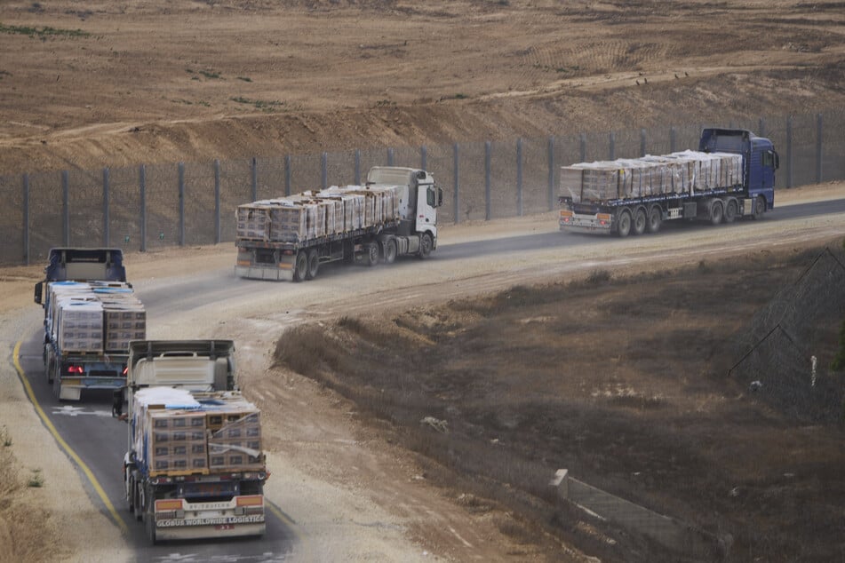 Lastwagen mit humanitärer Hilfe für Palästinenser im Gazastreifen fahren der Grenze zum Gazastreifen im Süden Israels. (Archivbild)