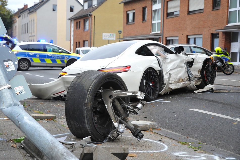 Der Mercedes AMG GT wurde bei dem Unfall geschrottet.