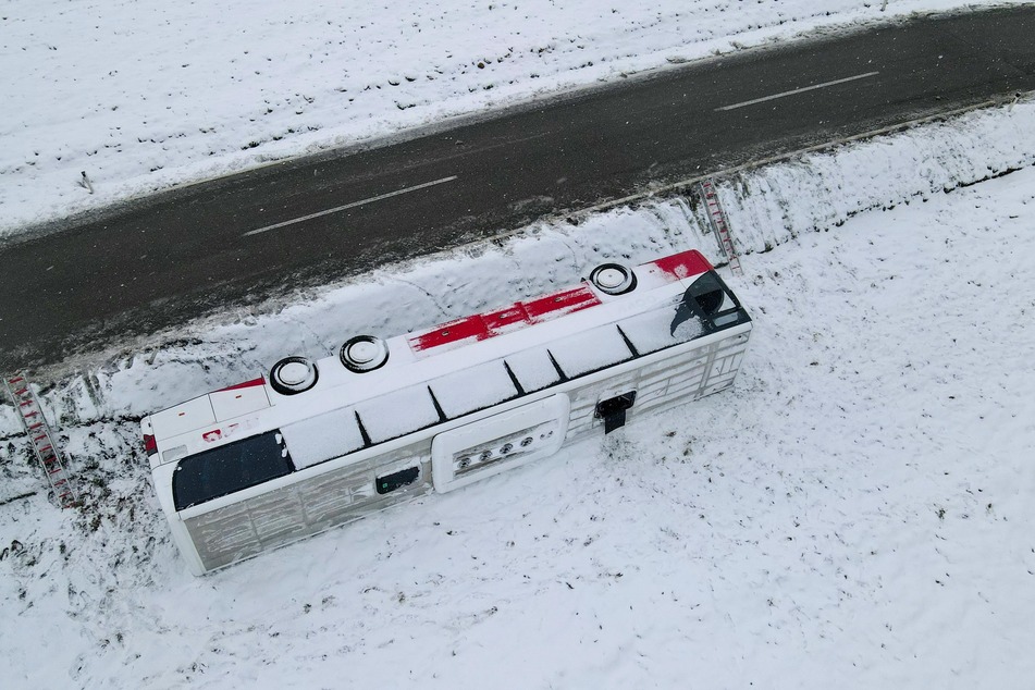 Der umgekippte Linienbus in Österreich.