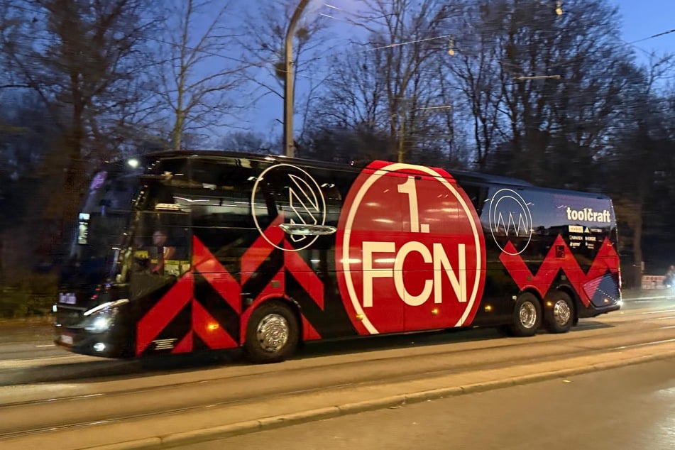 Anschließend bog der Bus von der Lennéstraße in die Arena ein.