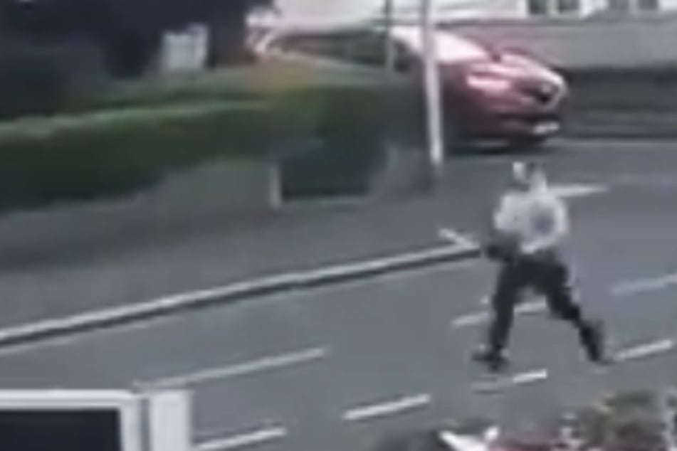 Unfassbare Szenen nach Unfall: Mann dreht komplett durch, geht mit Kettensäge auf Polizei los