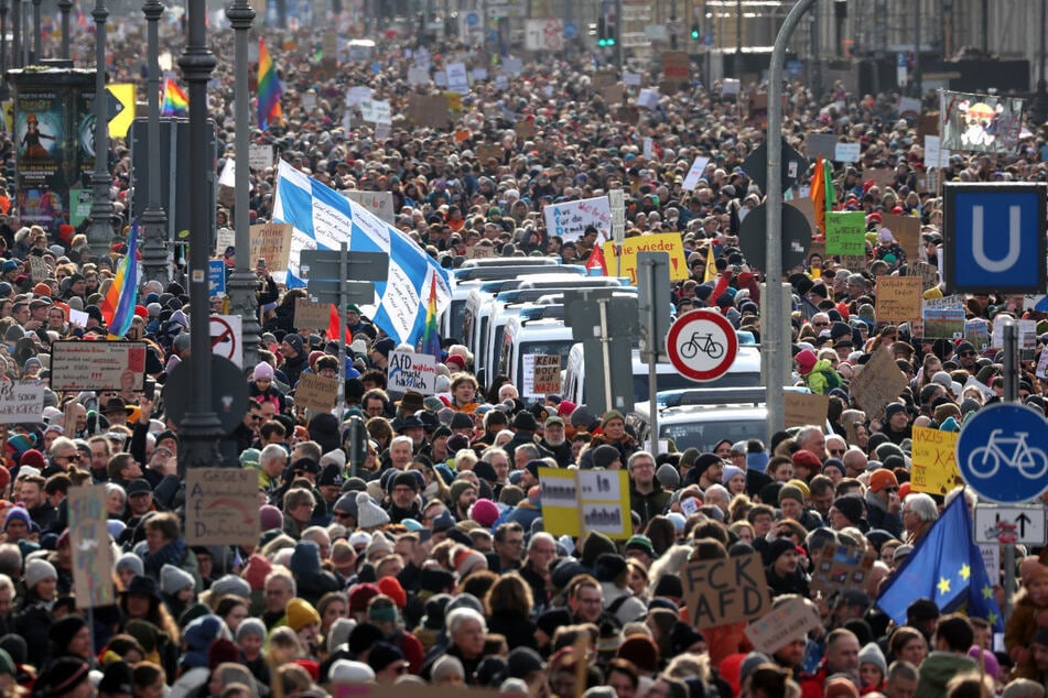 Massenauflauf in München. Laut Polizei setzten 100.000 Menschen ein Zeichen gegen Rechtsextremismus. Die Veranstalter selbst sprechen von noch höheren Zahlen.