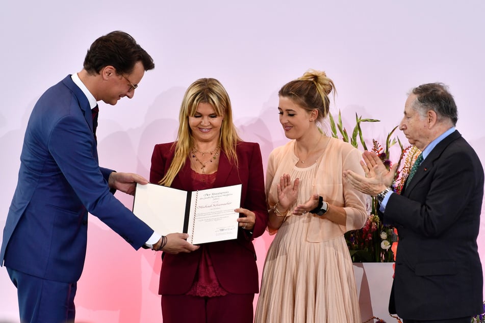 Corinna Schumacher (53, 2.v.l.) und Tochter Gina (25) haben den Staatspreis für Michael Schumacher entgegengenommen.