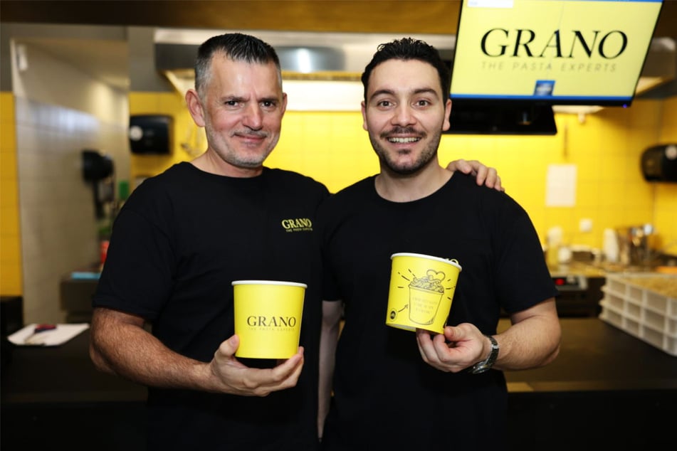 Christos Adamos (l.) und Georgios Petrou sind stolz, ihre Gerichte endlich den Leipzigerinnen und Leipzigern anzubieten.