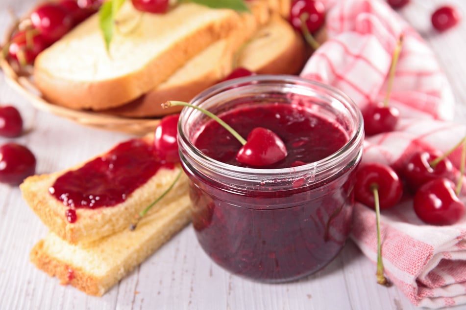 Auf frischem Brot ist selbstgemachte Kirschmarmelade der absolute Genuss.