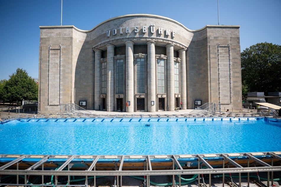 Das "Volksbad", wie das Theater die Wasser-Oase nennt, soll bis zum 1. Oktober auf dem Rosa-Luxemburg-Platz bleiben.