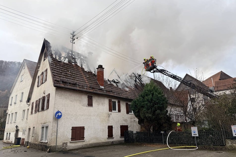 Das Haus ist durch den Brand einsturzgefährdet.