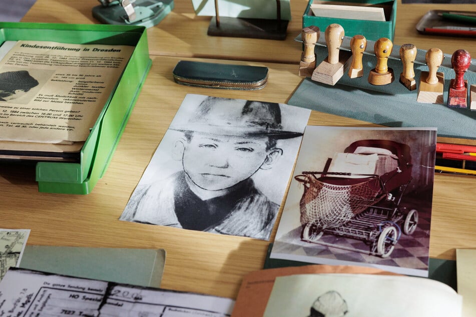 Fotos des Mannes, der das mutmaßlich russische Findelkind ausgesetzt hat, und von Felix' Kinderwagen.