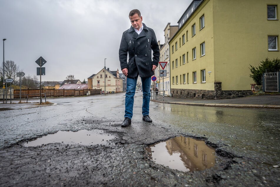 "Teils nicht verkehrssicher": CDU-Stadtrat Michael Specht (35) kritisiert unter anderem den Zustand der Max-Saupe-Straße.