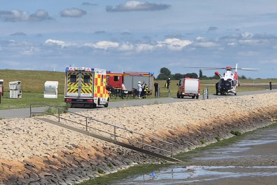 Nach der Rettung per Helikopter wurde der Wattwanderer am Ufer vom Rettungsdienst betreut.