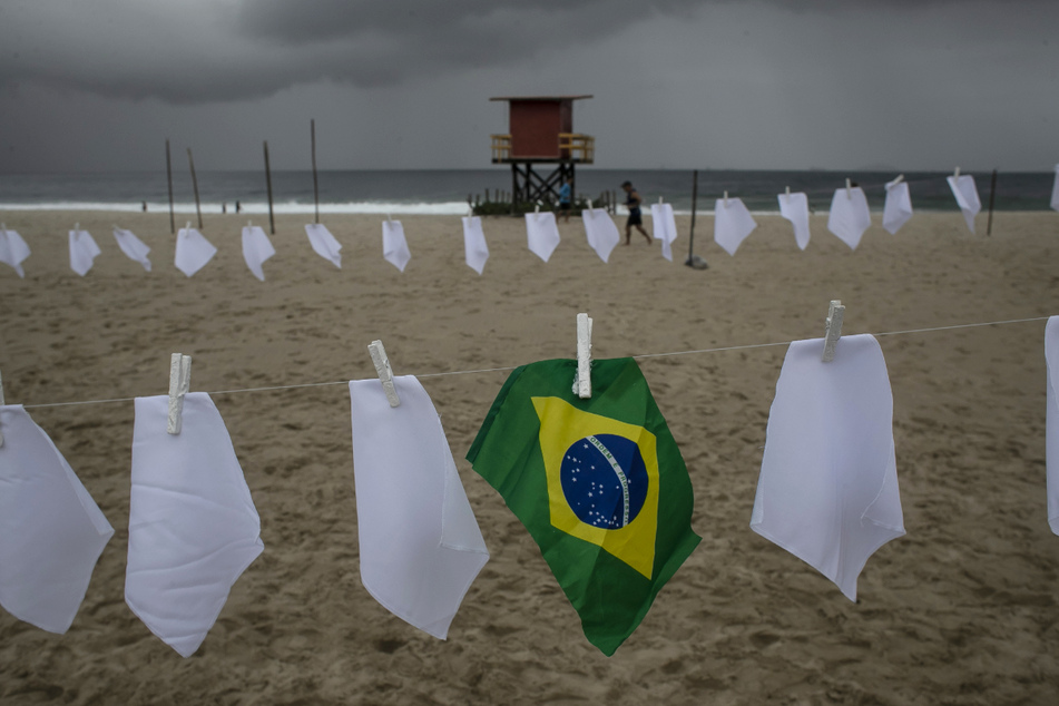 Mit weißen Tüchern auf einer Wäscheleine wird den Corona-Toten in Brasilien gedacht.