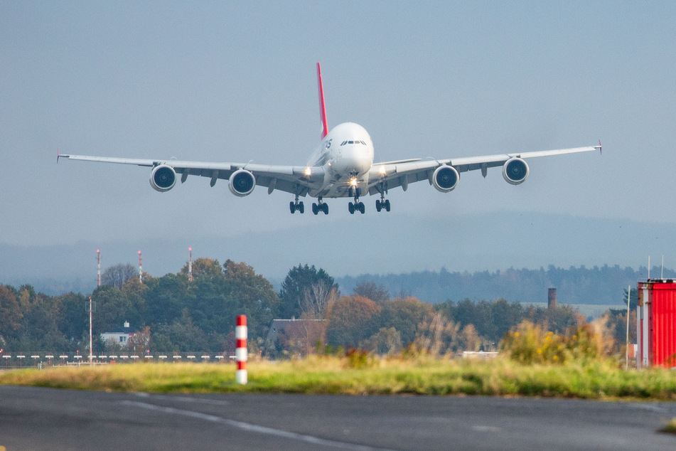 Um 8.48 Uhr landete der Airbus A380 am Dresdner Flughafen.