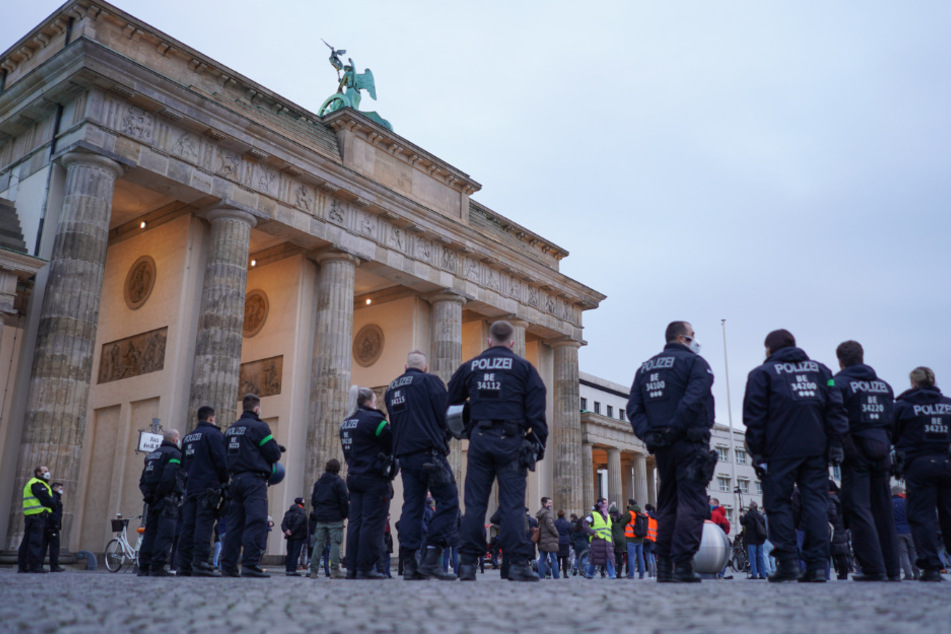Zahlreiche Polizisten sichern eine Demonstration vor dem Brandenburger Tor. (Symbolbild)