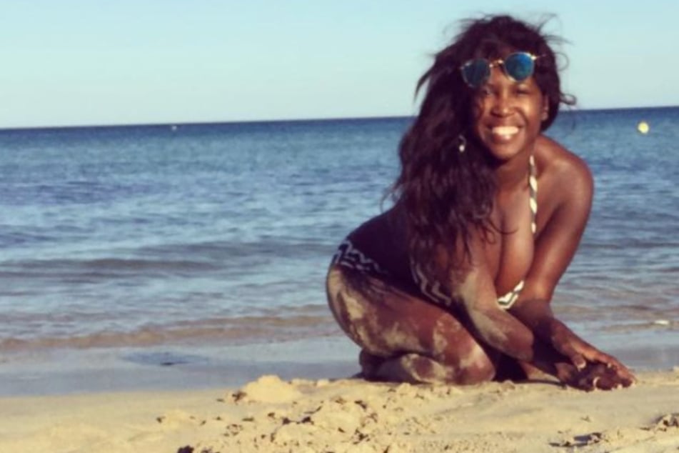 Auf diesem Strand-Schnappschuss scheinen Motsi Mabuses (39) Brüste beinahe aus ihrem Bikini-Oberteil zu fallen.