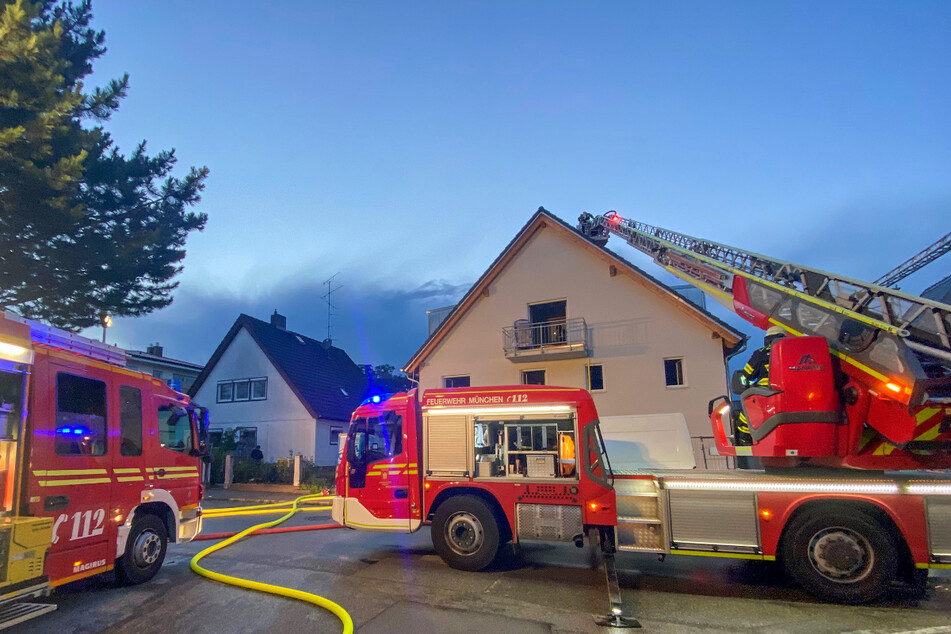 Die Feuerwehr bei den Löschmaßnahmen in München.