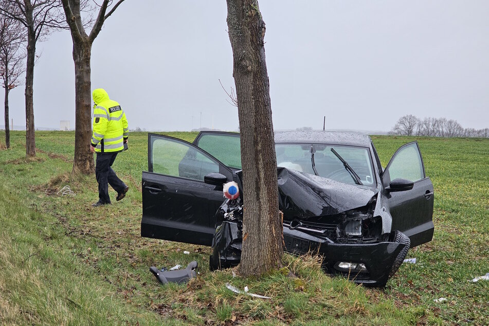 Ein VW-Fahrer (78) krachte am Freitag bei Zwickau mit voller Wucht gegen einen Baum.