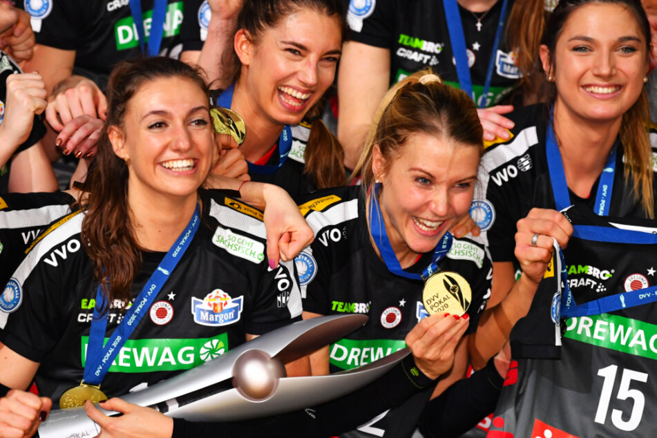 Lena Stigrot (l.) und Mareen von Römer (daneben) jubelten nach dem Pokalgewinn und freuten sich über die Spitzenwerte bei der Trikot-Auktion.