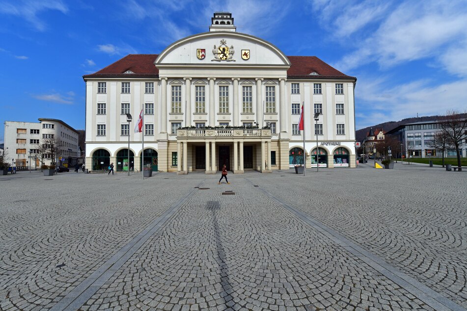 Der Platz am Neuen Rathaus am Bahnhofsplatz, Sitz der Stadtverwaltung, war während der Corona-Krise fast menschenleer.