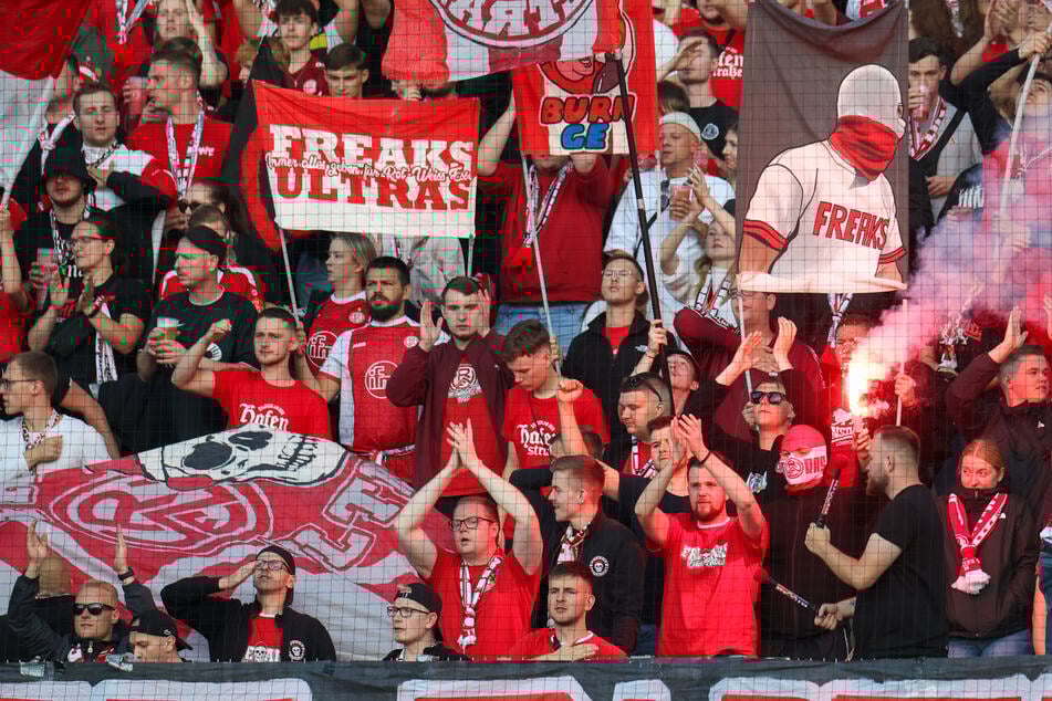 Massenschlägerei! 500 Fußballfans prügeln an Bahnhof aufeinander ein