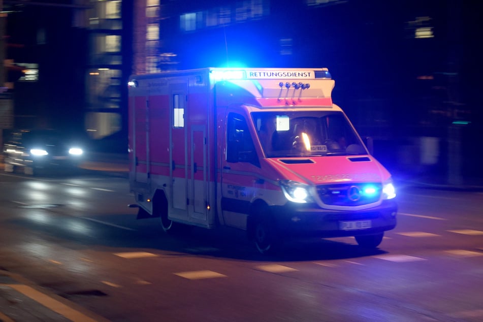 Rettungskräfte brachten die Familie in ein Krankenhaus nach Hamburg. Die Frau befand sich zeitweise in Lebensgefahr. (Symbolbild)