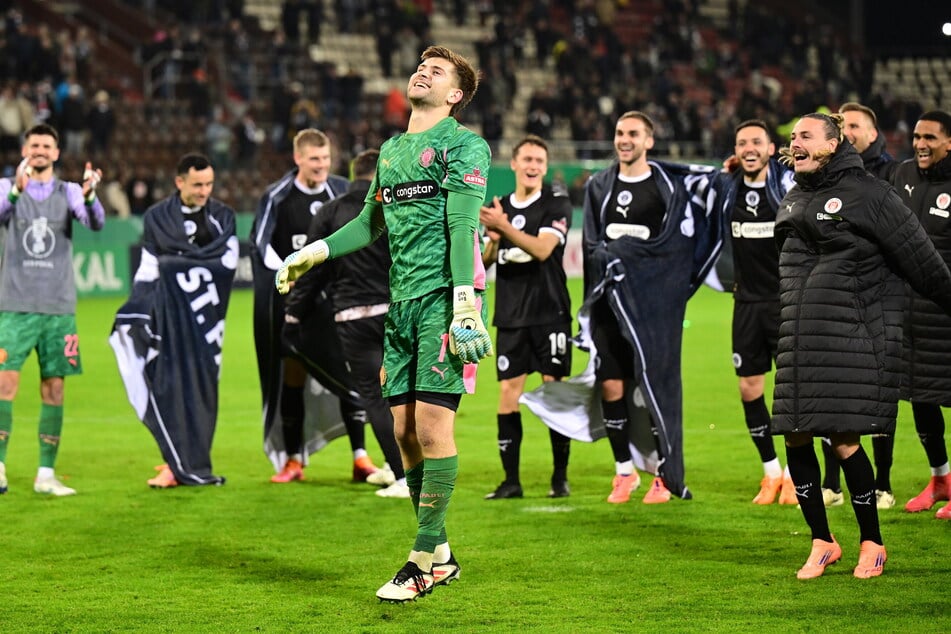Alle feiern St.-Pauli-Keeper Ben Voll (24, M.).