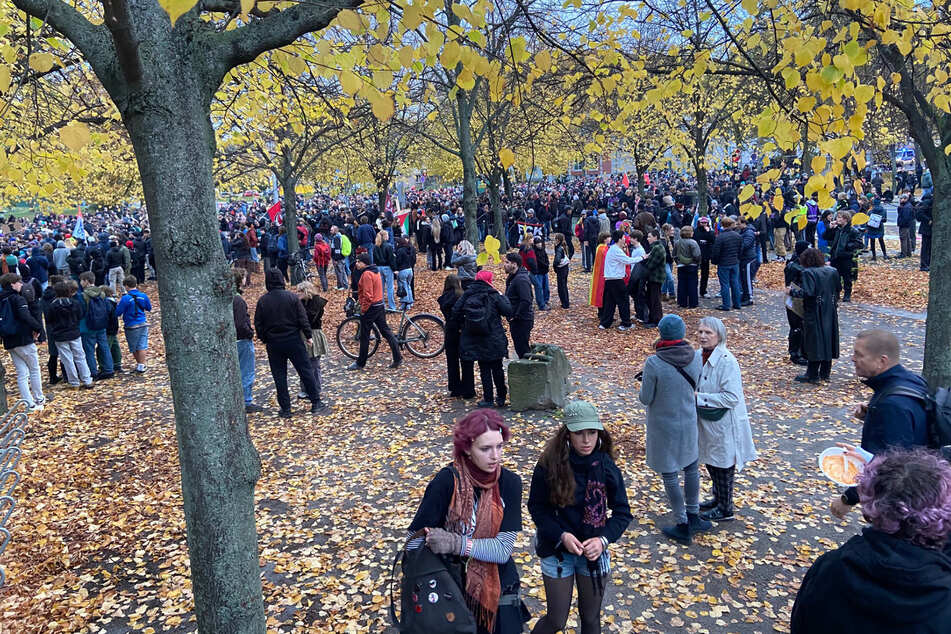 Erste Demonstranten verlassen die Veranstaltung.
