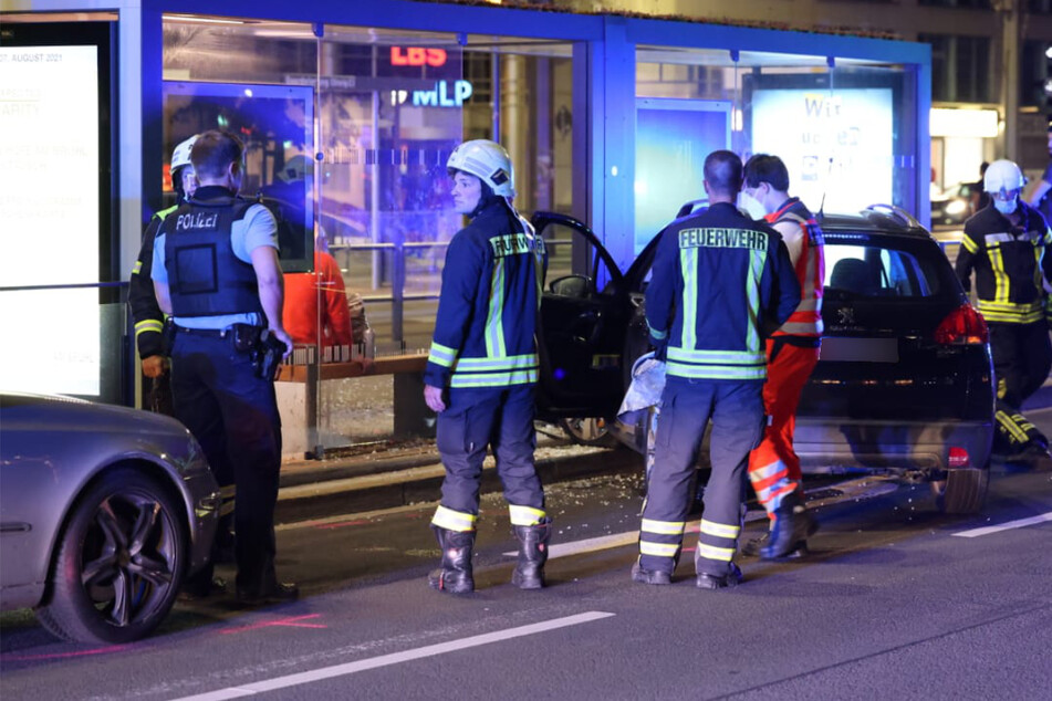 Zwei Verletzte! Frau (62) kracht mit Peugeot in Haltestelle am Goerdelerring