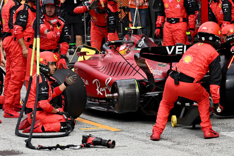 Ferrari verhaute den Boxenstopp! Weil hinten links der Reifen fehlte, dauerte die Abfertigung für Carlos Sainz im Auto eine gefühlte Ewigkeit!