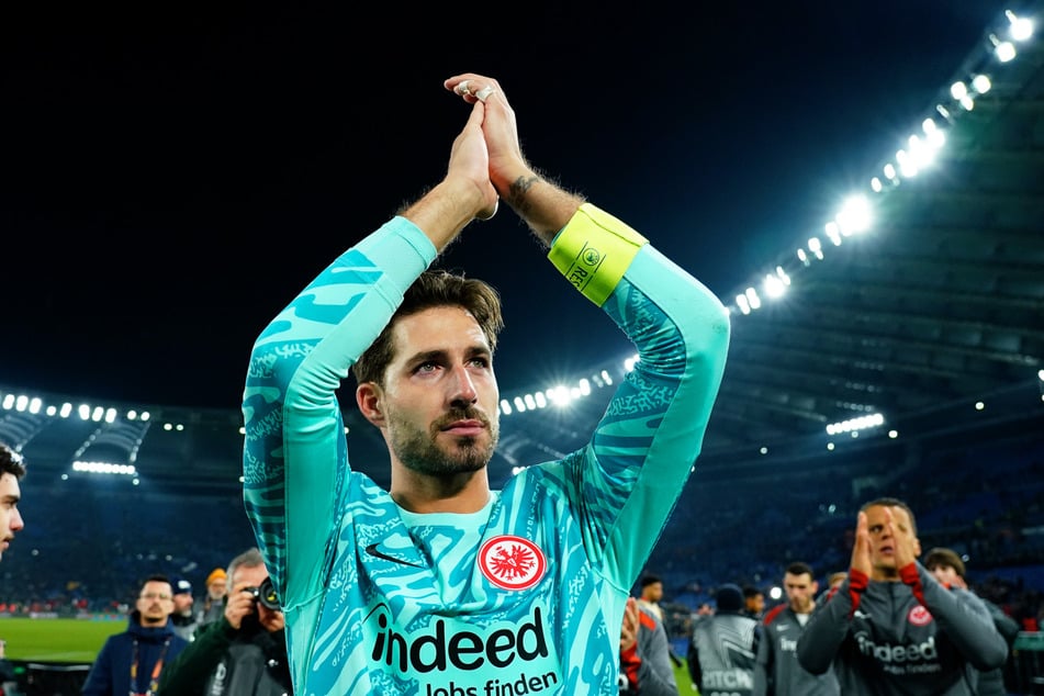 Nach dem Abschied von Kevin Trapp (35) ist der Kampf um die neue Nummer 1 im Tor der Eintracht entbrannt.