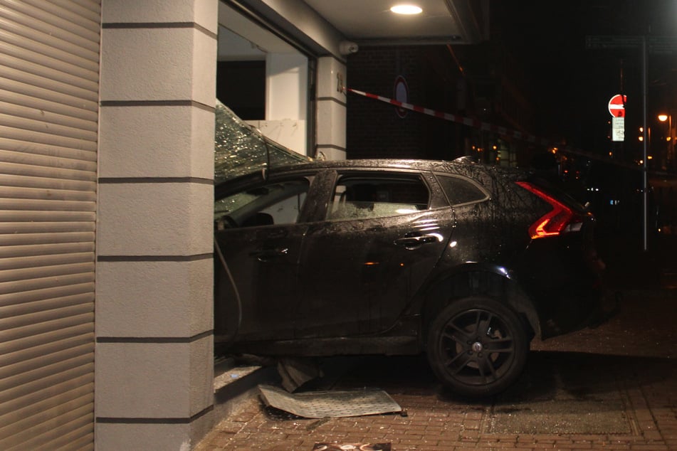 Mit dem Wagen wurde das Schaufenster zerstört, anschließend machten sich die Täter an den Vitrinen des Juweliers zu schaffen.