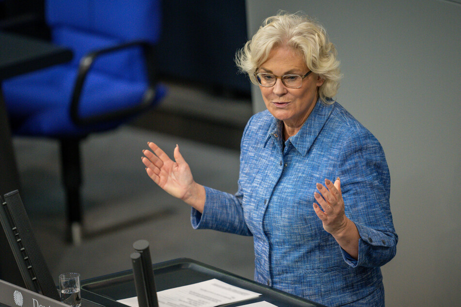 Verteidigungsministerin Christine Lambrecht (56, SPD) wirbt im Bundestag für eine Erhöhung des Wehretats.