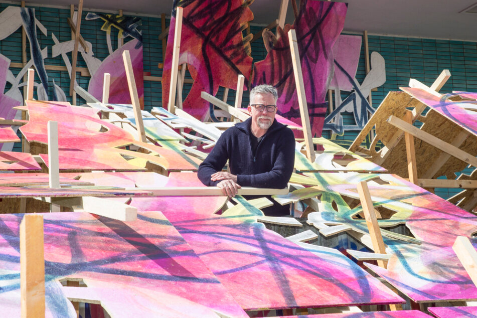 Henning Haupt (56) inmitten seiner Malerei-Installation.
