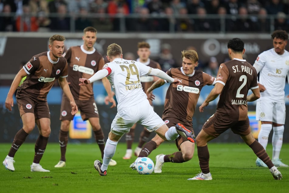 The FC St. Pauli hat in the Anfangsstadium with the Mainzern is a Torschütze Jonny Burkardt big problems.