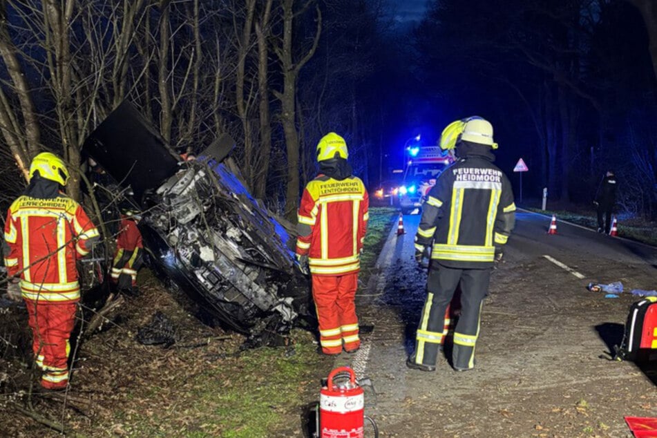 Die Feuerwehrleute befreiten die Fahrerin durch das Seitenfenster aus dem Auto.