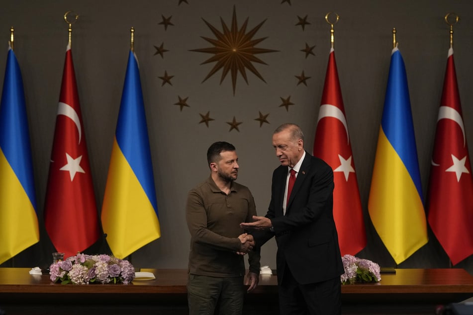 Recep Tayyip Erdogan (69, r), Präsident der Türkei, und Wolodymyr Selenskyj (45) Präsident der Ukraine, während eines Treffens in Istanbul.