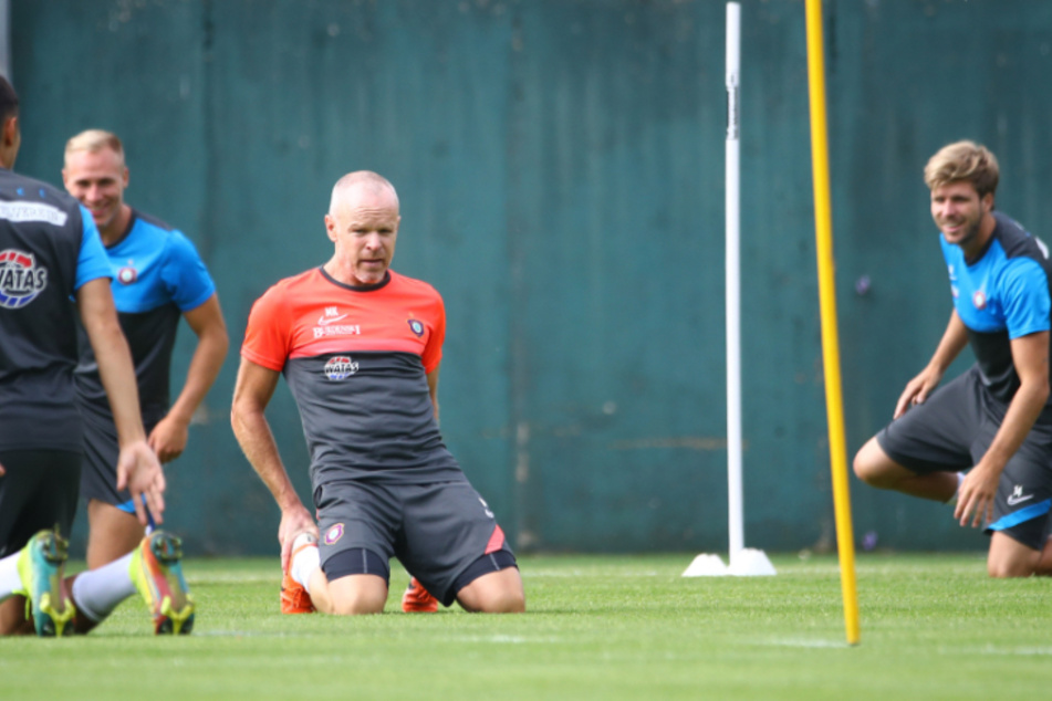 Fitnesstrainer Marco Kämpfe (49, r.) kümmert sich in Aue vor allem die körperlichen Belange der Spieler.