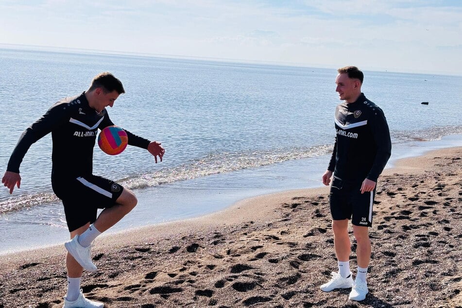 Niklas Hauptmann (l.) und Tony Menzel kicken am Strand.