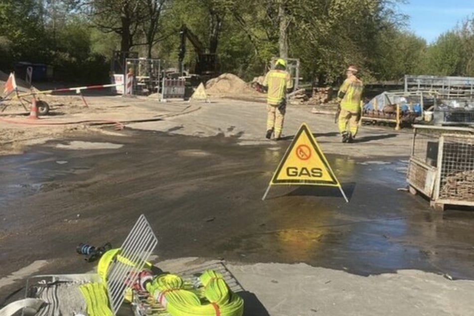 Berlin: Feuerwehr rückt nach Wilhelmstadt aus: Gasleitung bei Bauarbeiten beschädigt
