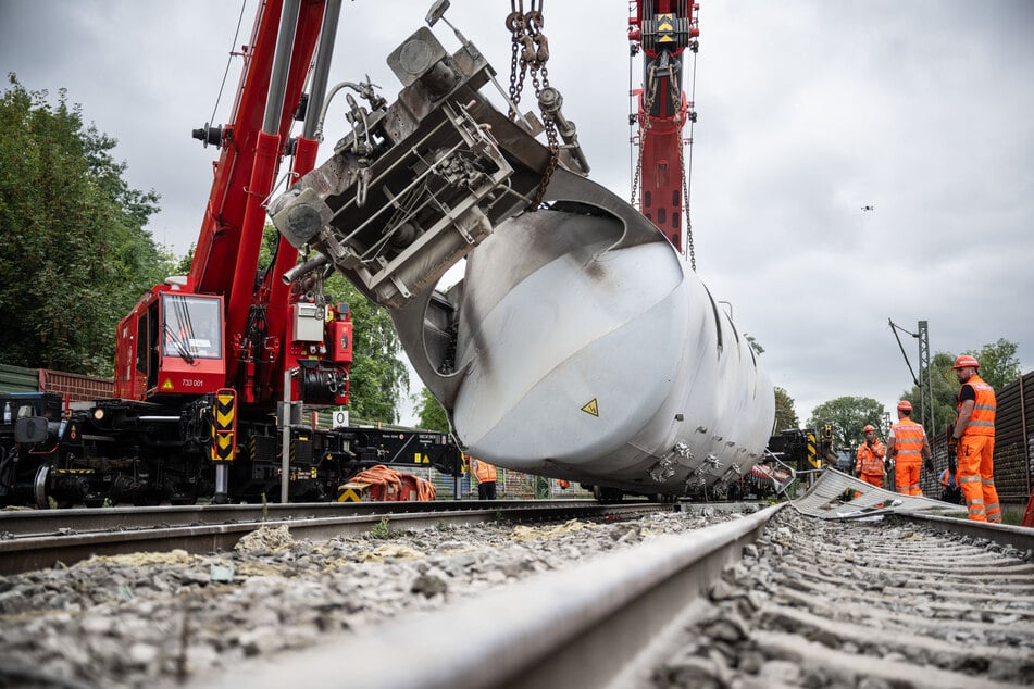 13 der 14 Waggons entgleisten bei dem Unglück. Der ausgetretene Zement sorgte zudem für erhebliche Umweltbelastungen.