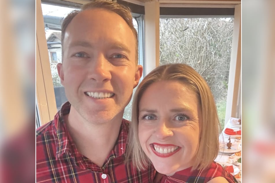 Durch die Vereinbarung, auch andere Partner daten zu können, ist Courtney wieder sehr glücklich.