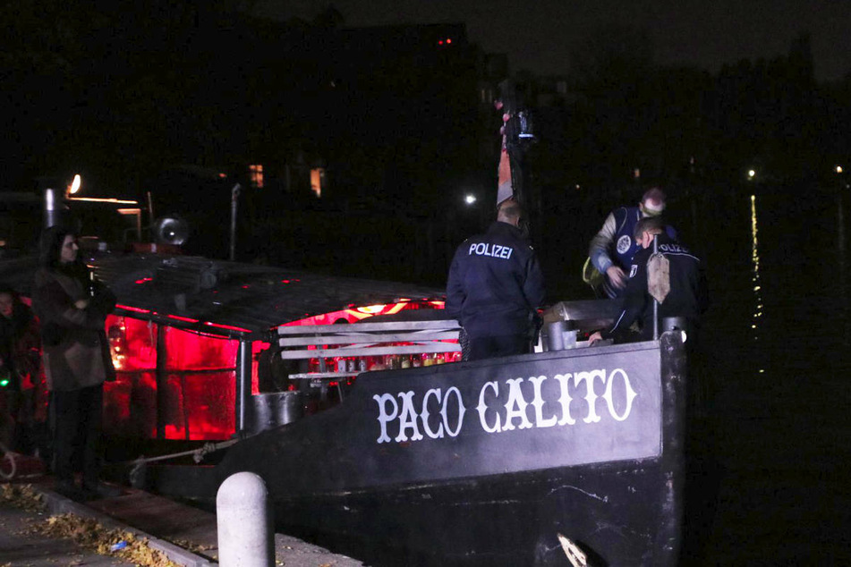 Polizisten suchen auf dem Partyboot "Paco-Calito" nach Spuren der vermissten Frau.